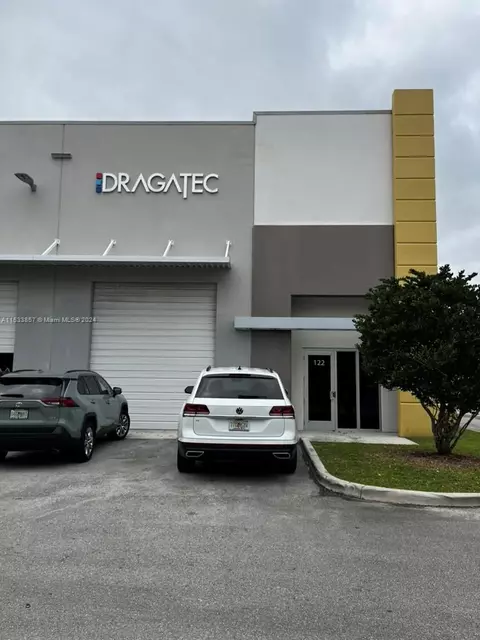 10893 NW 17th St, Sweetwater, FL 33172