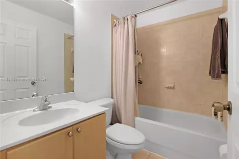 Bath - 22013 SW 88th Path, Cutler Bay, FL 33190 photo 4 of 4