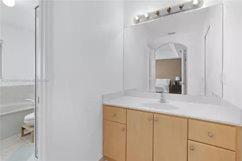 Bath - 22013 SW 88th Path, Cutler Bay, FL 33190 photo 2 of 4