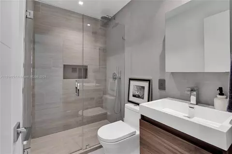 Bath - 452 Hampton Ln, Key Biscayne, FL 33149 photo 3 of 6