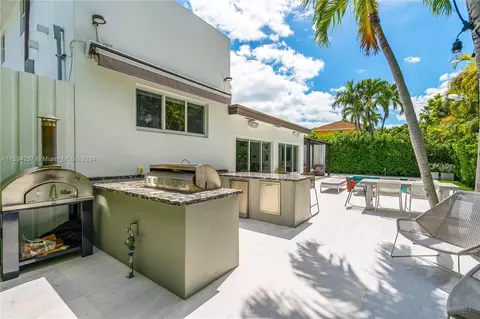 Exterior - 452 Hampton Ln, Key Biscayne, FL 33149 photo 7 of 17