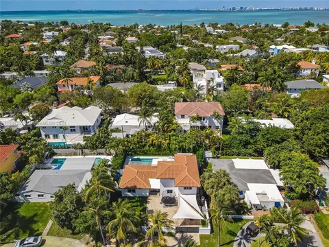 View/Area - 452 Hampton Ln, Key Biscayne, FL 33149 photo 2 of 5