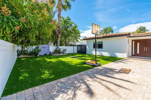 Exterior - 452 Hampton Ln, Key Biscayne, FL 33149 photo 12 of 17