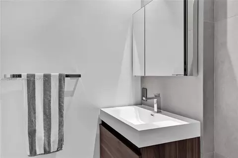 Bath - 452 Hampton Ln, Key Biscayne, FL 33149 photo 6 of 6