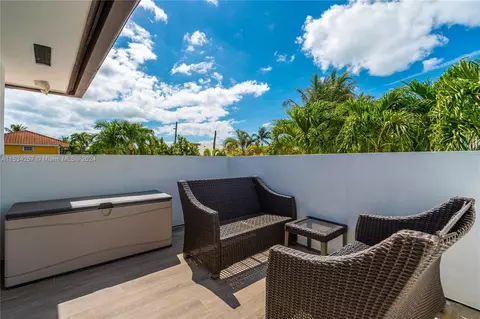 Exterior - 452 Hampton Ln, Key Biscayne, FL 33149 photo 14 of 17