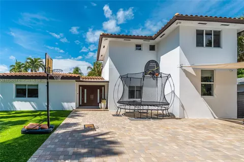 Exterior - 452 Hampton Ln, Key Biscayne, FL 33149 photo 13 of 17