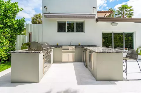 Exterior - 452 Hampton Ln, Key Biscayne, FL 33149 photo 9 of 17