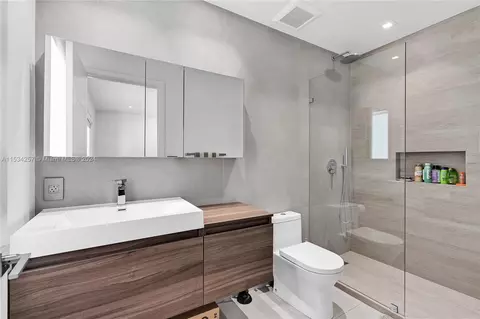 Bath - 452 Hampton Ln, Key Biscayne, FL 33149 photo 4 of 6