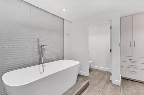 Bath - 452 Hampton Ln, Key Biscayne, FL 33149 photo 2 of 6