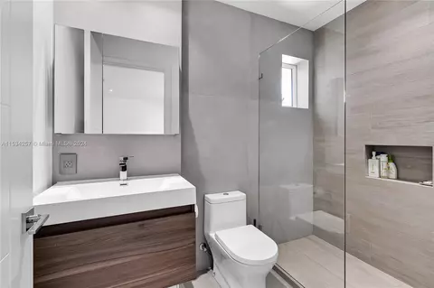 Bath - 452 Hampton Ln, Key Biscayne, FL 33149 photo 5 of 6
