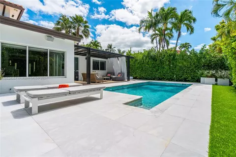 Exterior - 452 Hampton Ln, Key Biscayne, FL 33149 photo 6 of 17