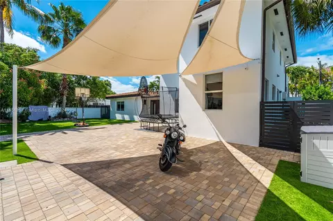 Exterior - 452 Hampton Ln, Key Biscayne, FL 33149 photo 10 of 17