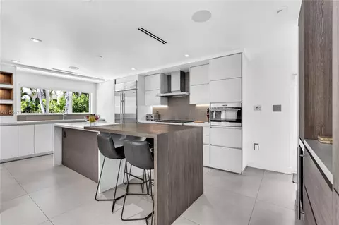 Kitchen - 452 Hampton Ln, Key Biscayne, FL 33149 photo 2 of 3