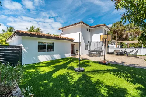 Exterior - 452 Hampton Ln, Key Biscayne, FL 33149 photo 11 of 17