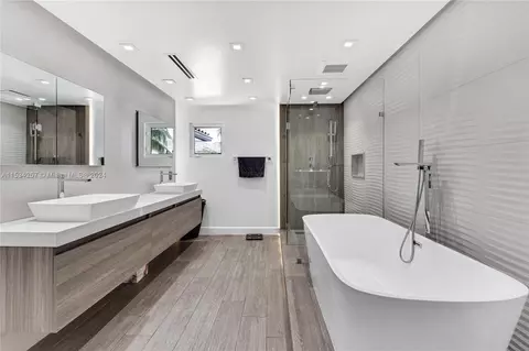 Bath - 452 Hampton Ln, Key Biscayne, FL 33149 photo 1 of 6