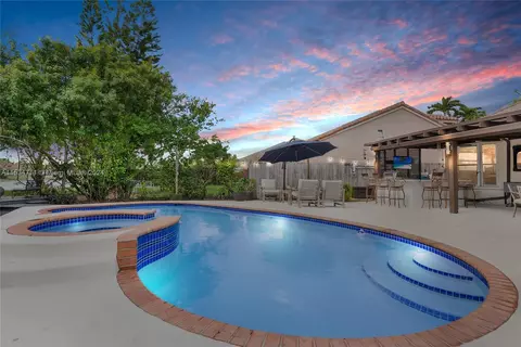 15992 SW 73rd St, Miami, FL 33193