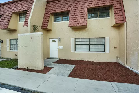 47 Spinning Wheel Ln #47, Tamarac, FL 33319