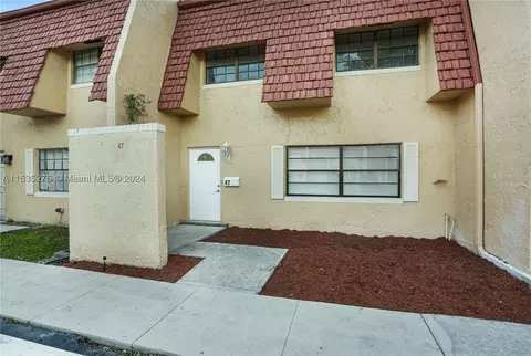 47 Spinning Wheel Ln #47, Tamarac, FL 33319