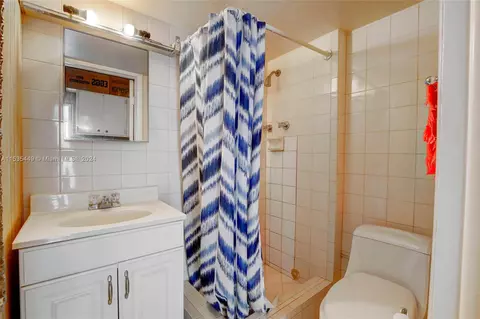 Bath - 1355 W 2nd Ave, Hialeah, FL 33010 photo 3 of 3