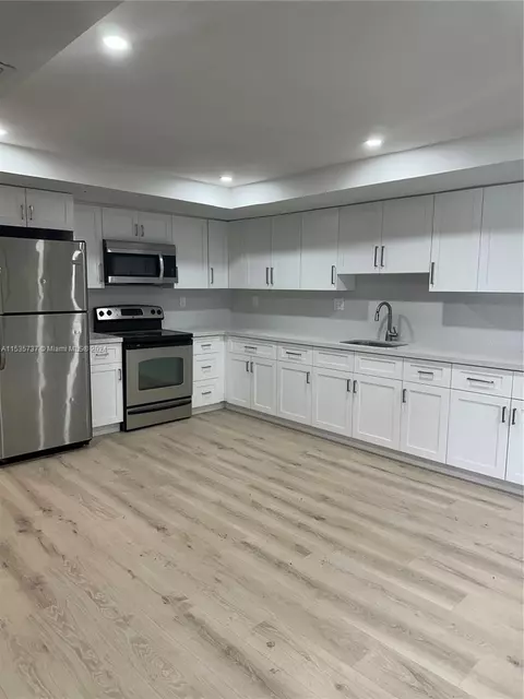 860 NW 18th Pl, Miami, FL 33125