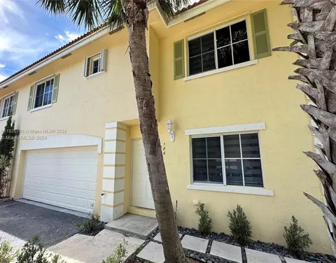 186 SE 2nd St, Deerfield Beach, FL 33441