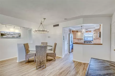Dining - 755 S Saturn St #E201, Jupiter, FL 33477 photo 3 of 3