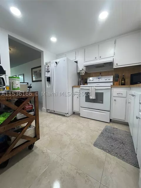 9340 Sunrise Lakes Blvd #203, Sunrise, FL 33322
