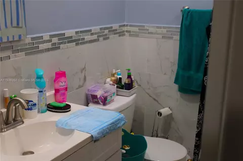 Bath - 5255 W 26th Ave #2, Hialeah, FL 33016 photo 4 of 5