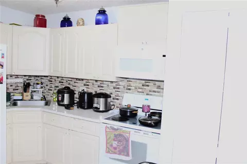 Kitchen - 5255 W 26th Ave #2, Hialeah, FL 33016 photo 1 of 1