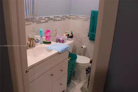 Bath - 5255 W 26th Ave #2, Hialeah, FL 33016 photo 3 of 5