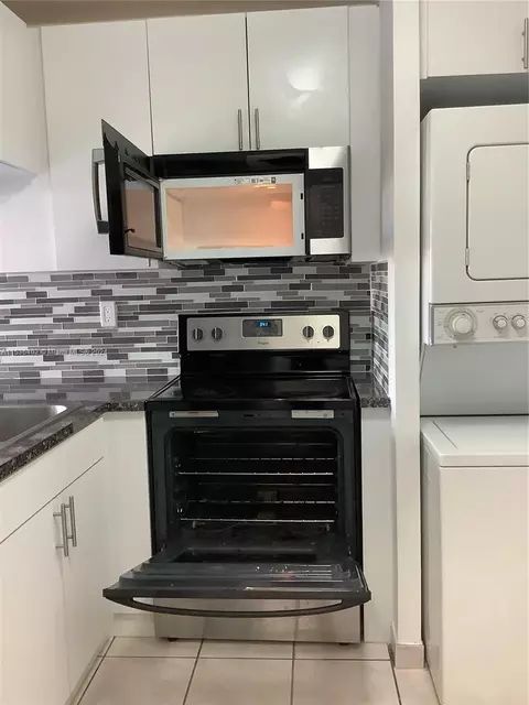 Kitchen - 460 E 23rd St #501, Hialeah, FL 33013 photo 5 of 9