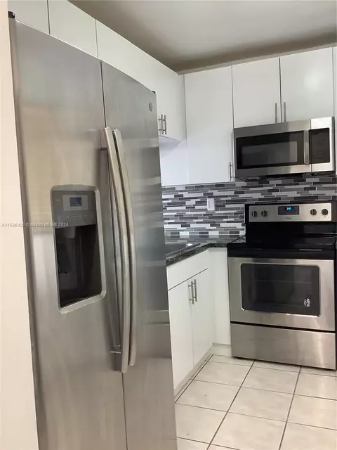 Kitchen - 460 E 23rd St #501, Hialeah, FL 33013 photo 4 of 9