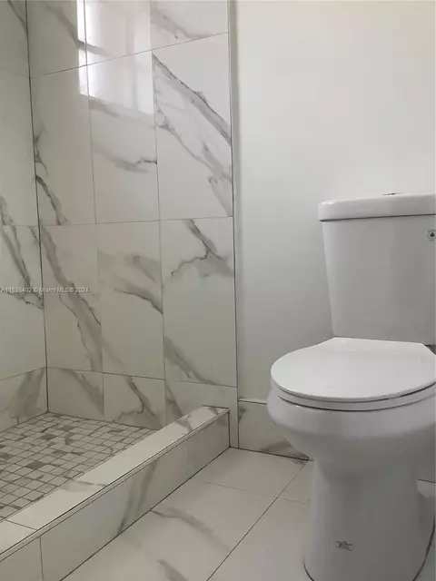 Bath - 460 E 23rd St #501, Hialeah, FL 33013 photo 13 of 14