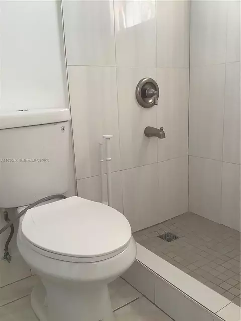 Bath - 460 E 23rd St #501, Hialeah, FL 33013 photo 5 of 14