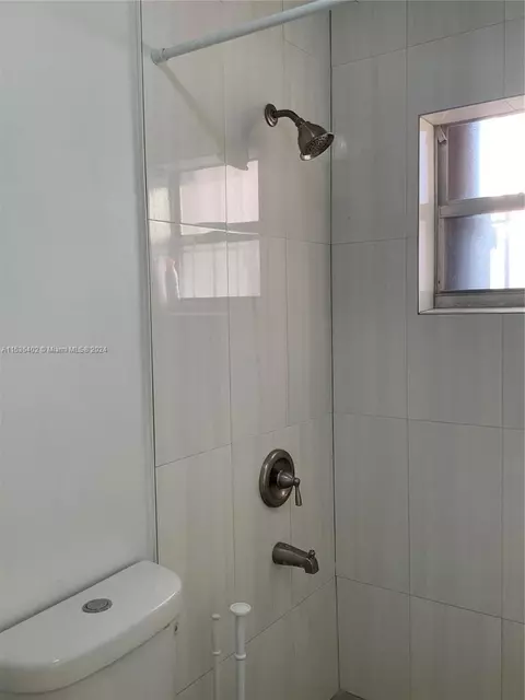 Bath - 460 E 23rd St #501, Hialeah, FL 33013 photo 6 of 14