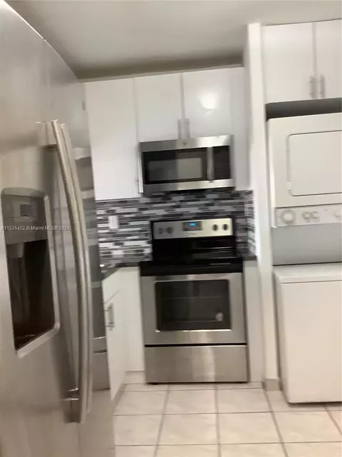 Kitchen - 460 E 23rd St #501, Hialeah, FL 33013 photo 6 of 9