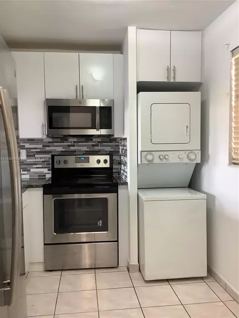 Kitchen - 460 E 23rd St #501, Hialeah, FL 33013 photo 7 of 9