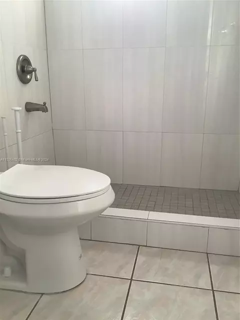 Bath - 460 E 23rd St #501, Hialeah, FL 33013 photo 4 of 14
