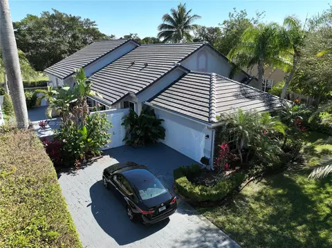 721 E Laurel Ln E, Pembroke Pines, FL 33027