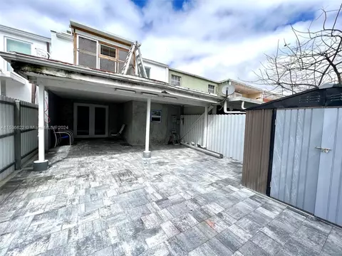 Exterior - 924 W 79th Pl, Hialeah, FL 33014 photo 6 of 8