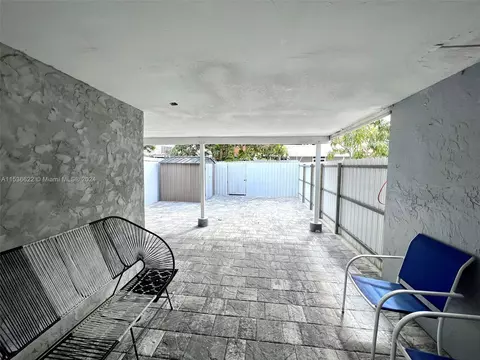 Exterior - 924 W 79th Pl, Hialeah, FL 33014 photo 5 of 8