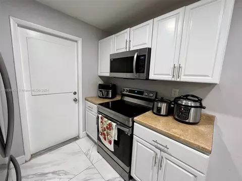 Kitchen - 924 W 79th Pl, Hialeah, FL 33014 photo 1 of 2