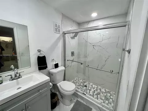 Bath - 924 W 79th Pl, Hialeah, FL 33014 photo 3 of 5