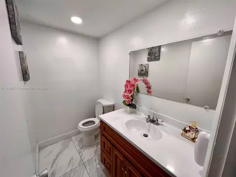 Bath - 924 W 79th Pl, Hialeah, FL 33014 photo 1 of 5