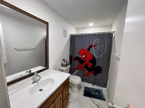 Bath - 924 W 79th Pl, Hialeah, FL 33014 photo 4 of 5