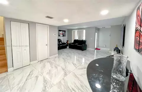Living - 924 W 79th Pl, Hialeah, FL 33014 photo 4 of 6
