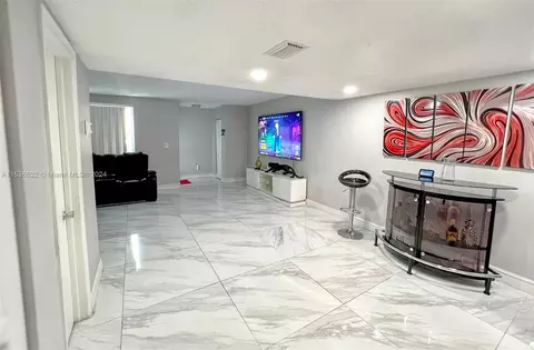 Living - 924 W 79th Pl, Hialeah, FL 33014 photo 5 of 6
