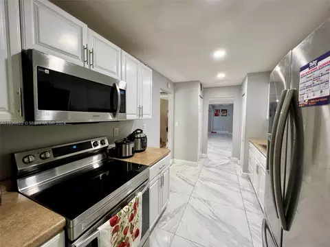 Kitchen - 924 W 79th Pl, Hialeah, FL 33014 photo 2 of 2