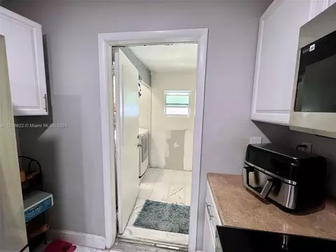 Bath - 924 W 79th Pl, Hialeah, FL 33014 photo 2 of 5