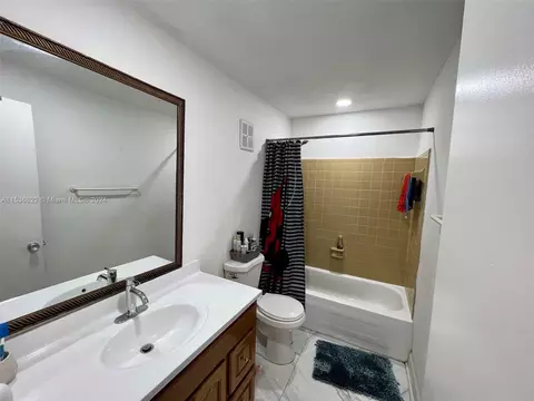Bath - 924 W 79th Pl, Hialeah, FL 33014 photo 5 of 5